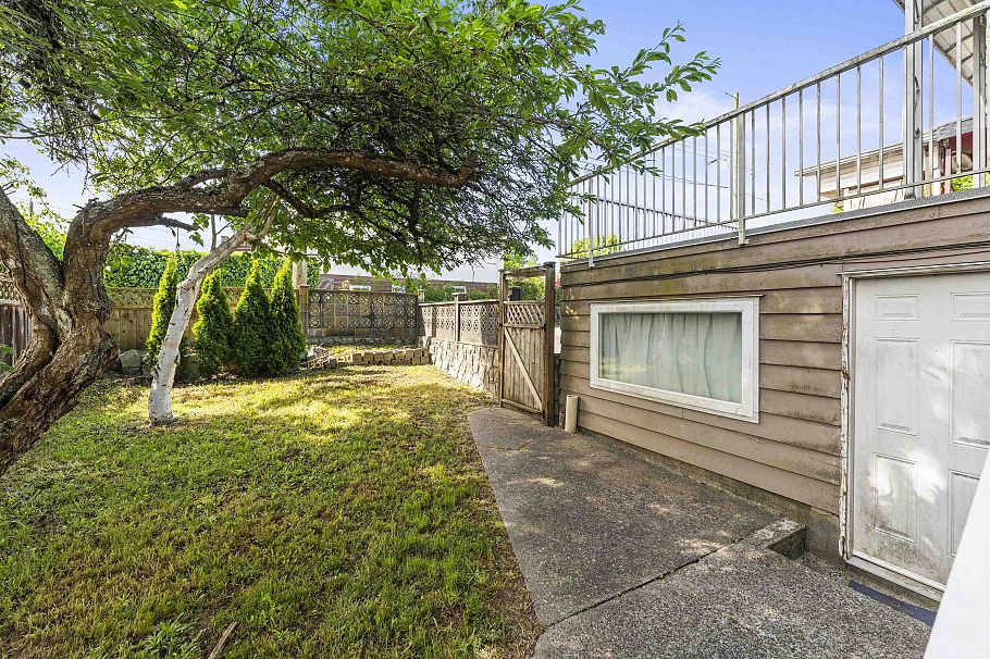 2514 E 49th Avenue Vancouver, BC - 9