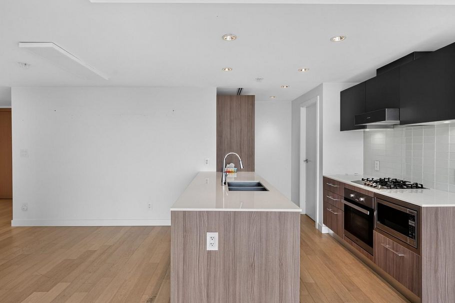 906 2221 E 30th Avenue Vancouver, BC - 7