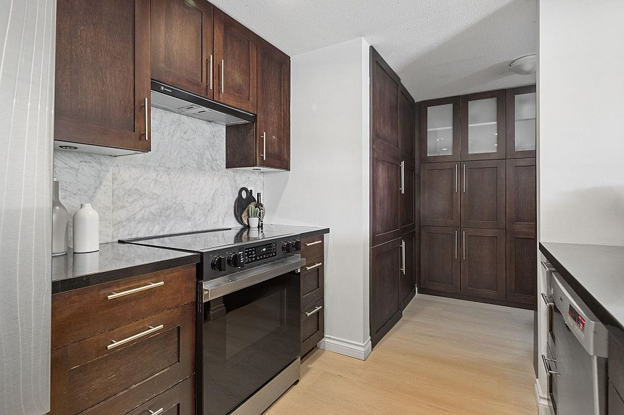 301 1502 Island Park Walk Vancouver, BC - 12
