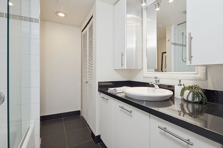 301 1502 Island Park Walk Vancouver, BC - 21