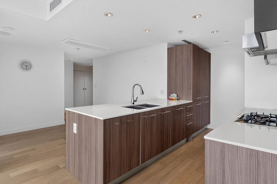 906 2221 E 30th Avenue Vancouver, BC - 4