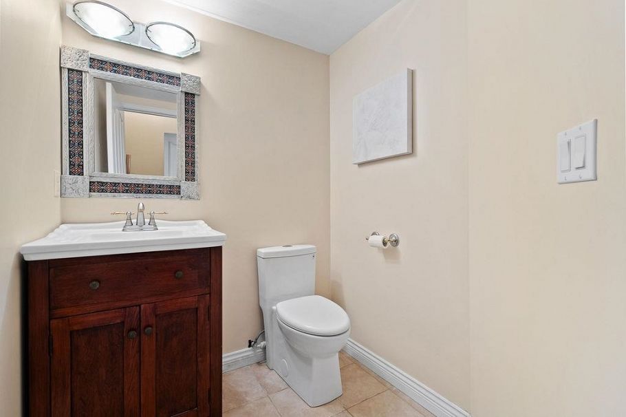 1 230 E Keith Road North Vancouver, BC - 26