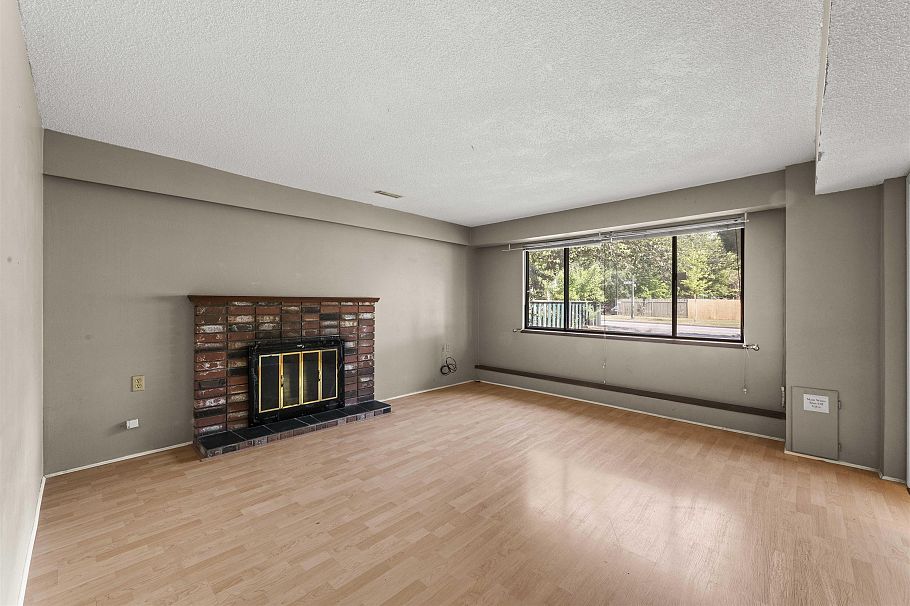 2514 E 49th Avenue Vancouver, BC - 4