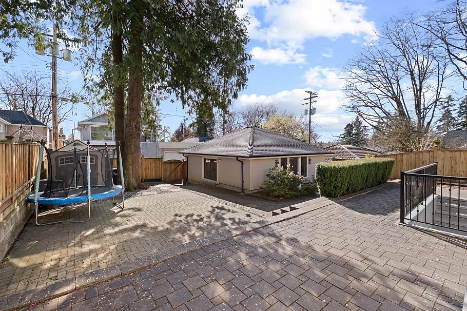 3676 W 28th Avenue Vancouver, BC - 33