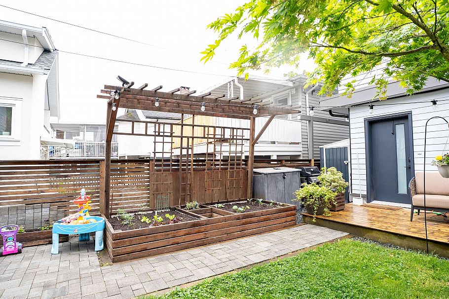 1805 E 37th Avenue Vancouver, BC - 22
