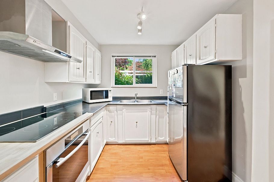 575 N Dollarton Highway North Vancouver, BC - 36