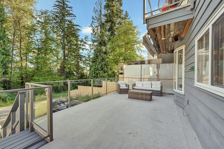 425 Tempe Crescent North Vancouver, BC - 33