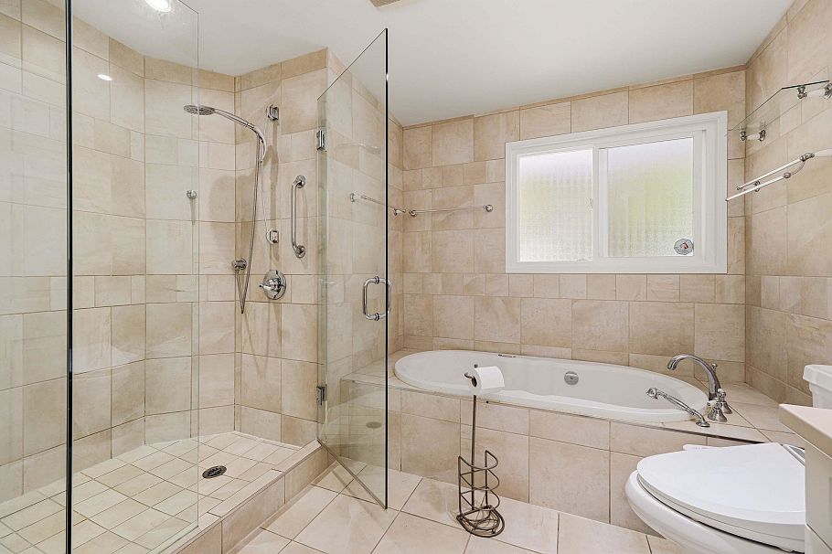 693 Plymouth Drive North Vancouver, BC - 16
