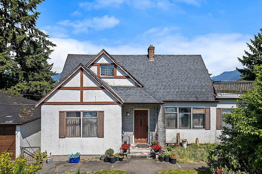 2587 Yale Street Vancouver, BC - 1