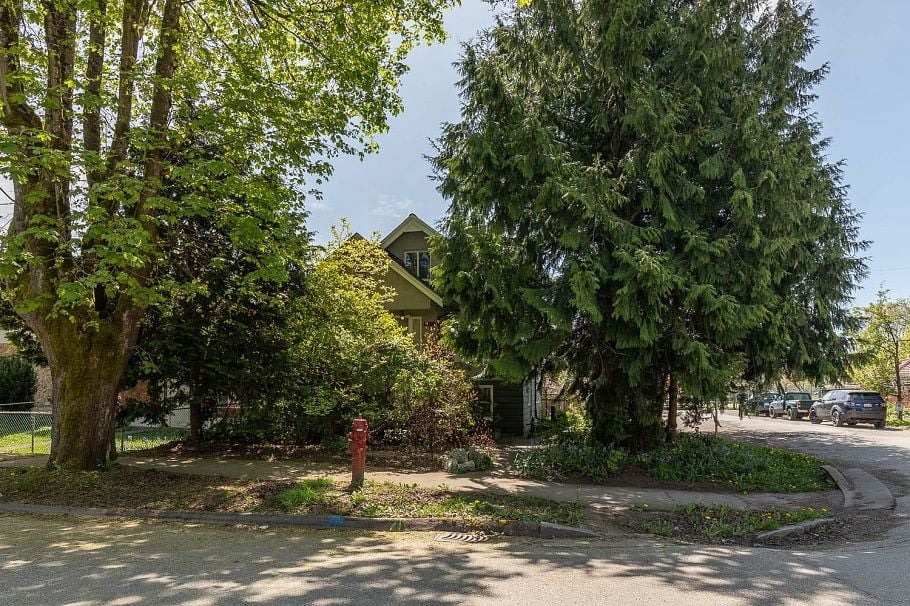 2002 E 13th Avenue Vancouver, BC - 3