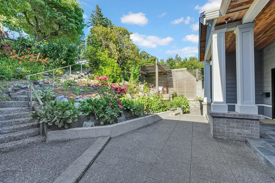 425 Tempe Crescent North Vancouver, BC - 8