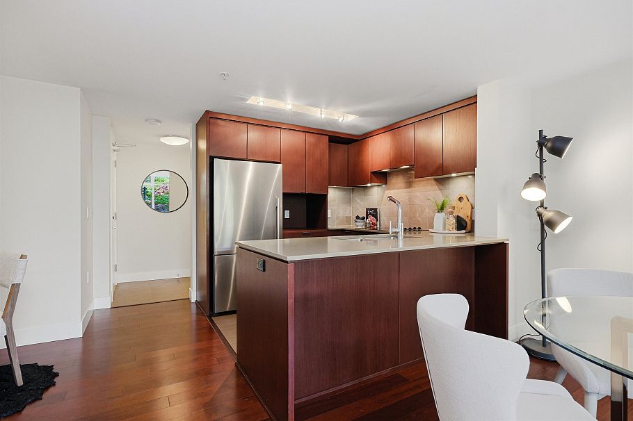 205 158 W 13th Street North Vancouver, BC - 2