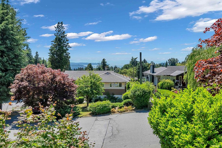 468 Saville Crescent North Vancouver, BC - 1