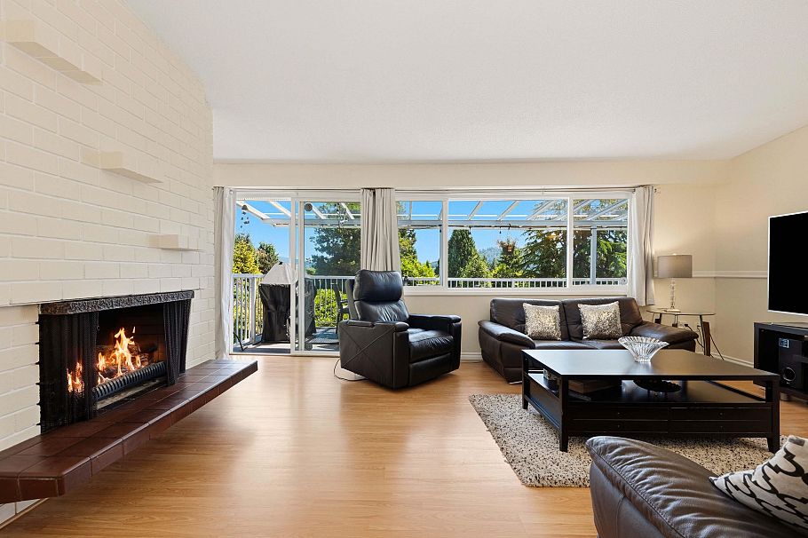 693 Plymouth Drive North Vancouver, BC - 4