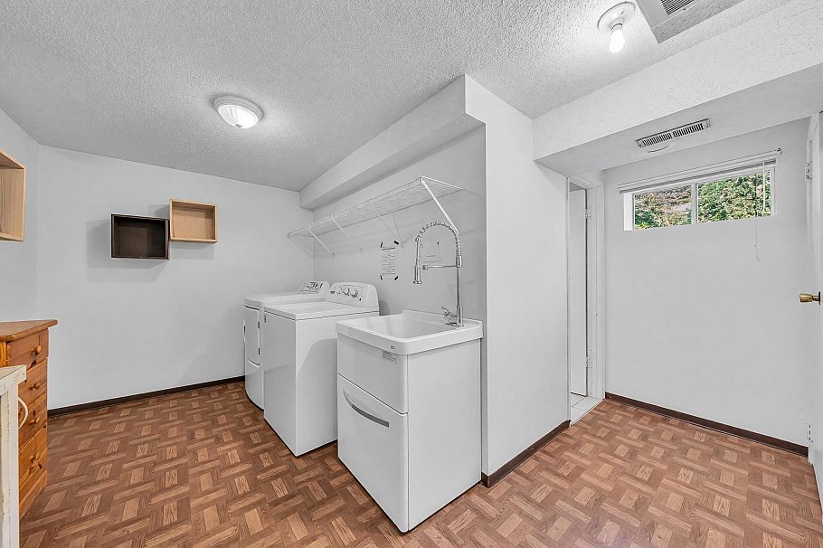 468 Saville Crescent North Vancouver, BC - 35