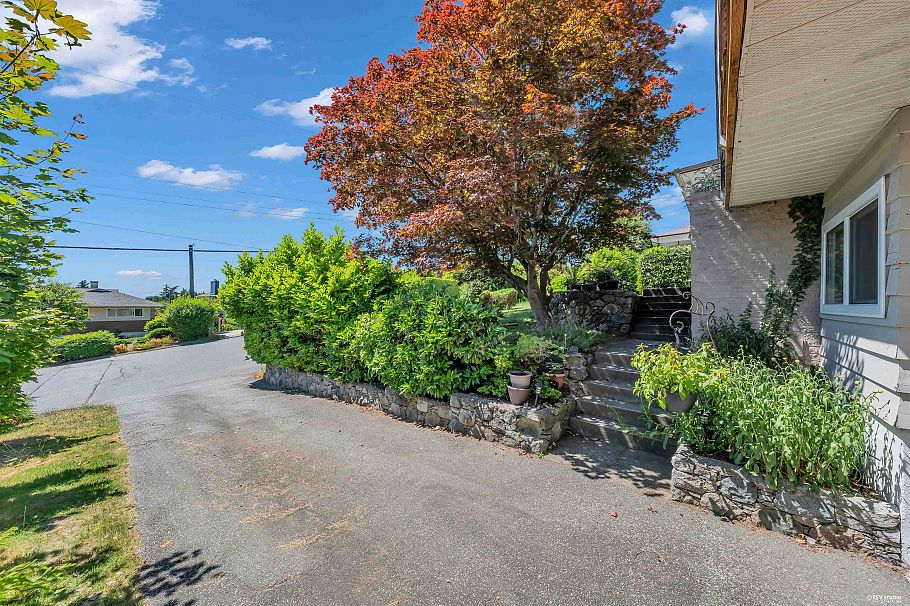 468 Saville Crescent North Vancouver, BC - 36
