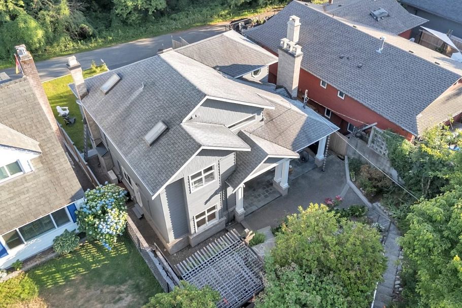 425 Tempe Crescent North Vancouver, BC - 3