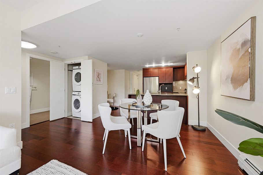205 158 W 13th Street North Vancouver, BC - 13
