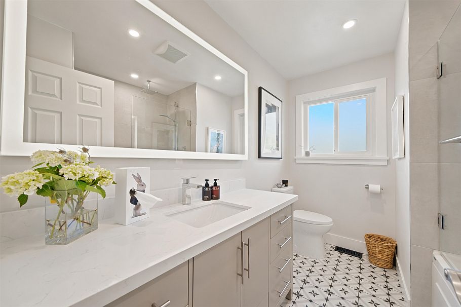 575 N Dollarton Highway North Vancouver, BC - 17