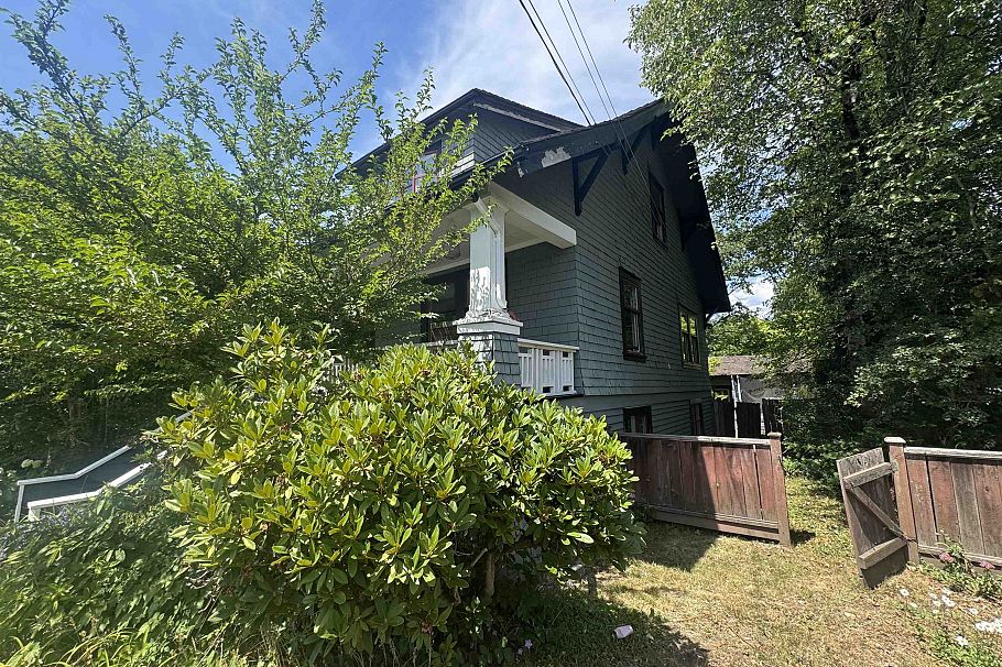 364 E 14th Street North Vancouver, BC - 23