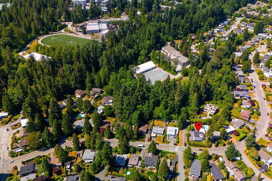 693 Plymouth Drive North Vancouver, BC - 34