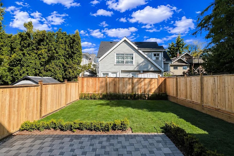 2373 W 7th Avenue Vancouver, BC - 2