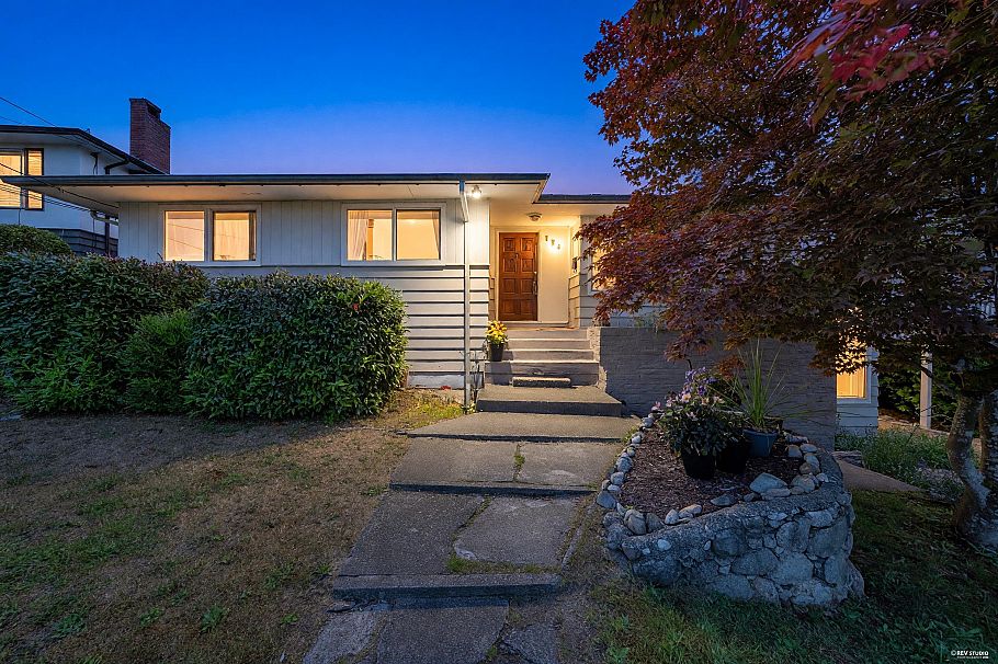 468 Saville Crescent North Vancouver, BC - 2