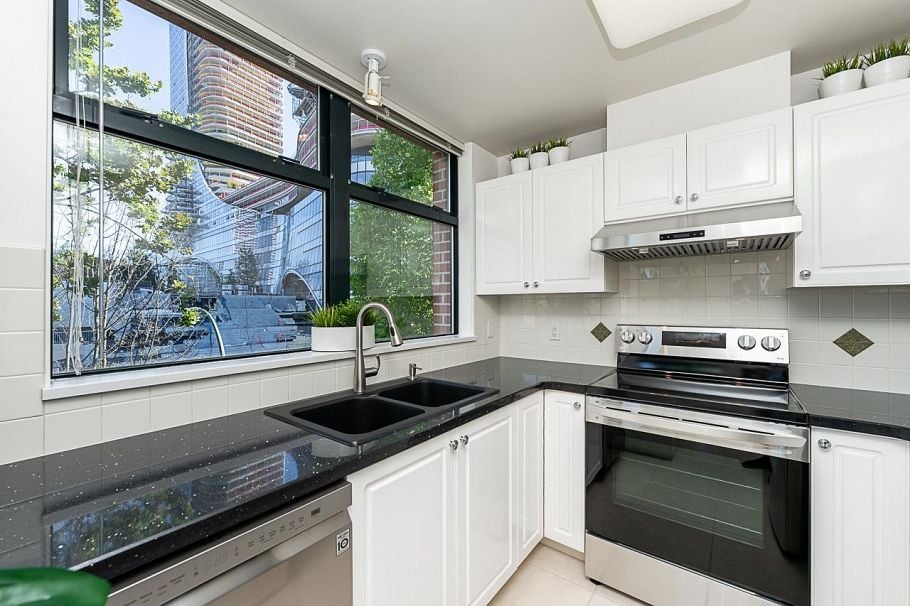307 588 W 45th Avenue Vancouver, BC - 5