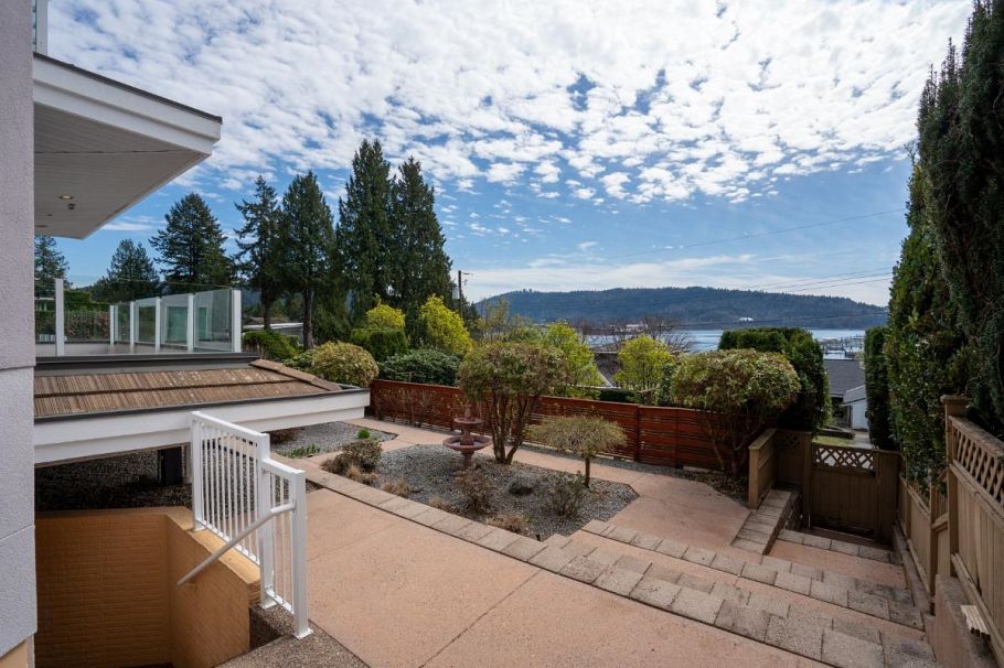 4493 Epps Avenue North Vancouver, BC - 37