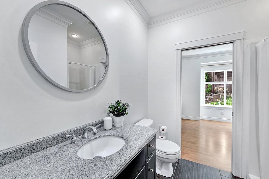 425 Tempe Crescent North Vancouver, BC - 10
