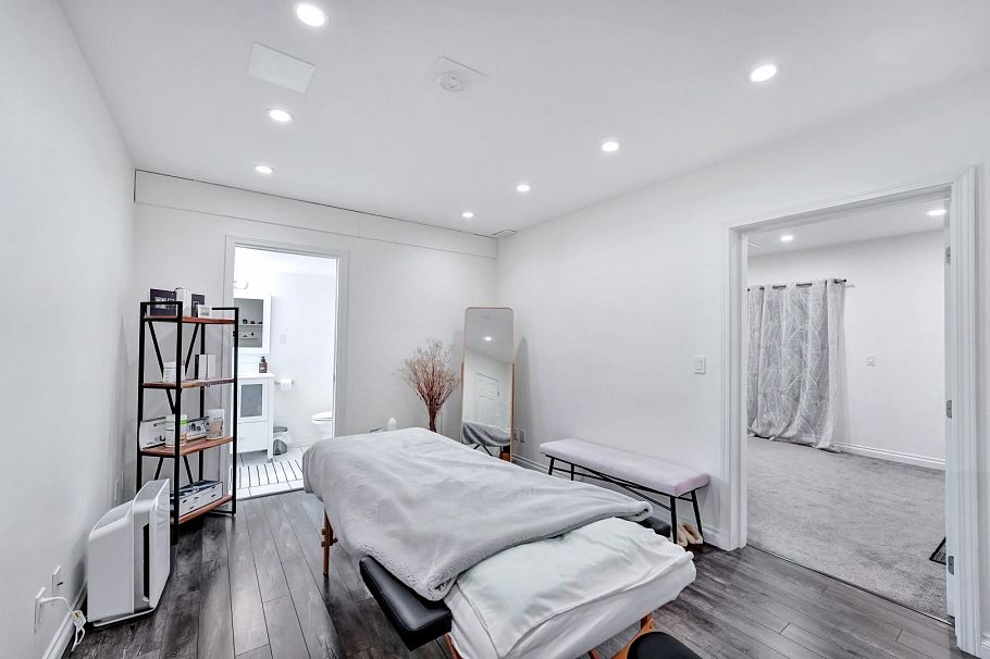 425 Tempe Crescent North Vancouver, BC - 37