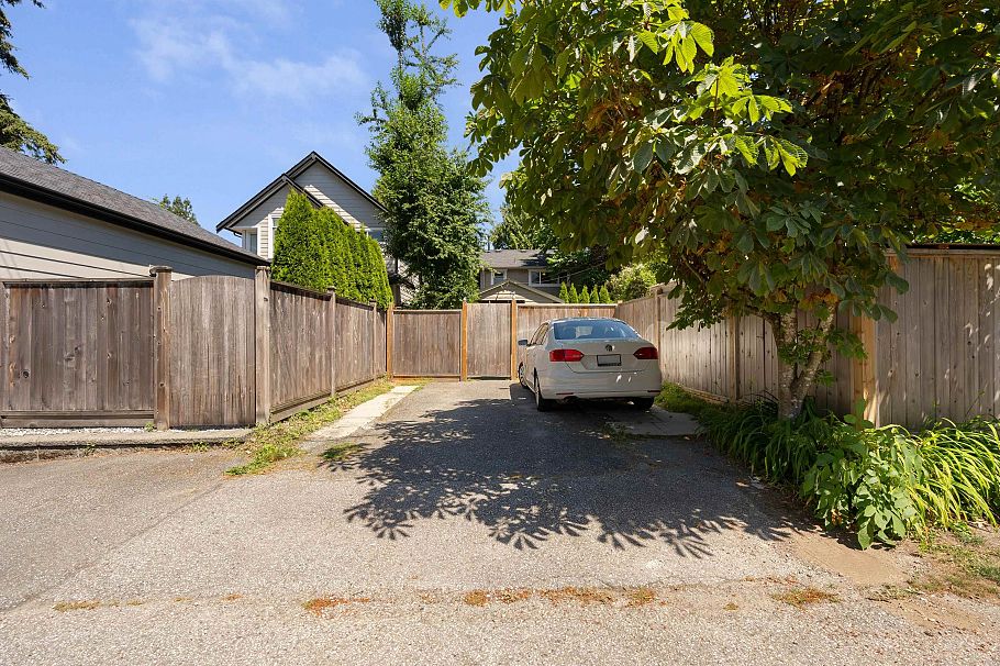 457 W 23rd Street North Vancouver, BC - 32
