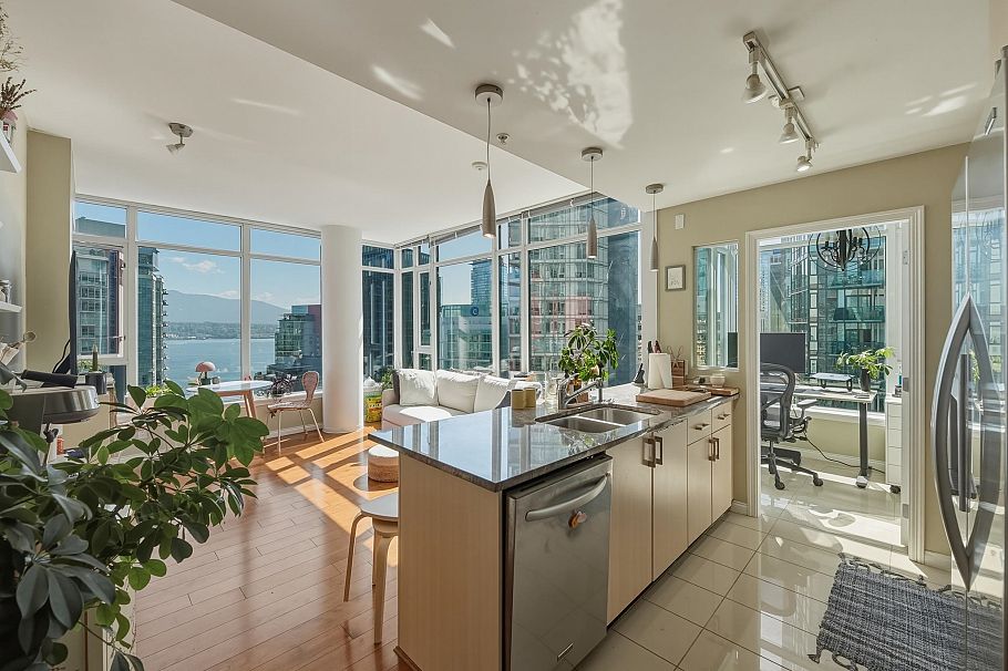2106 1211 Melville Street Vancouver, BC - 4