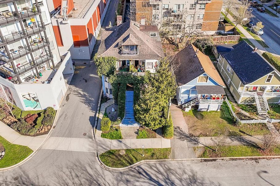160 164 E 10th Street North Vancouver, BC - 2