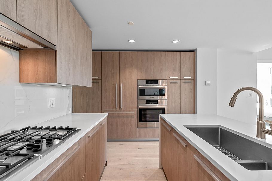 404 1210 E 27th Street North Vancouver, BC - 12