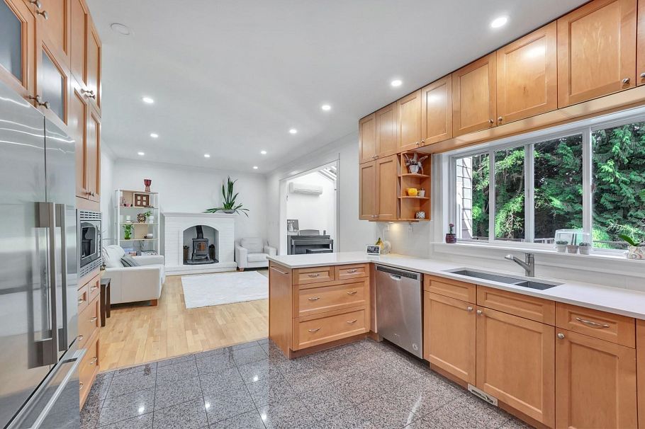 425 Tempe Crescent North Vancouver, BC - 32