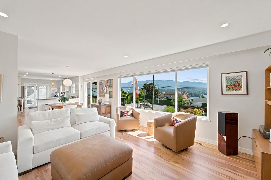 575 N Dollarton Highway North Vancouver, BC - 13