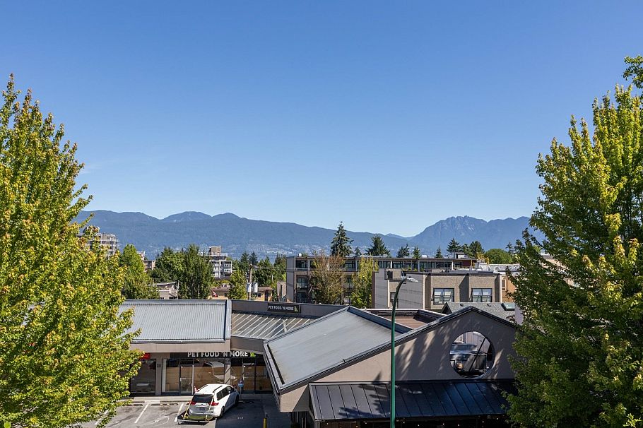 310 3668 W 10th Avenue Vancouver, BC - 3