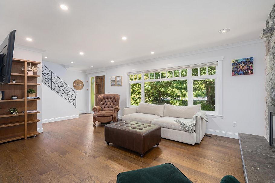 457 W 23rd Street North Vancouver, BC - 4