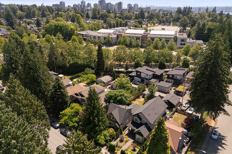 457 W 23rd Street North Vancouver, BC - 35