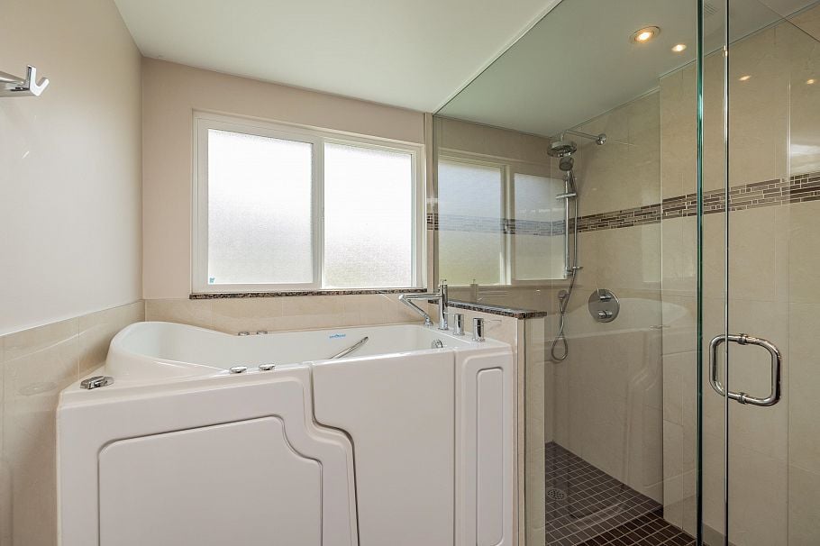 863 Roche Point Drive North Vancouver, BC - 24