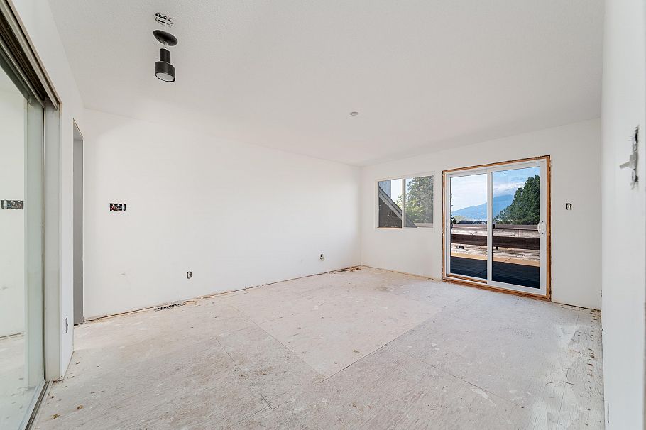3974 W 10th Avenue Vancouver, BC - 12