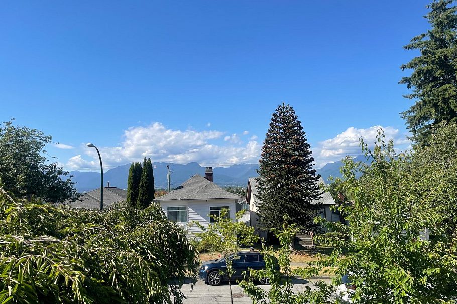 2478 E 28th Avenue Vancouver, BC - 2