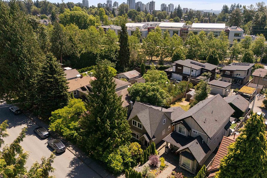 457 W 23rd Street North Vancouver, BC - 36