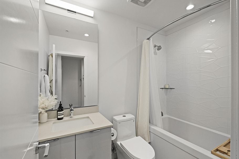 209 128 E 8th Street North Vancouver, BC - 23