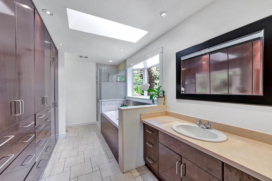 425 Tempe Crescent North Vancouver, BC - 35