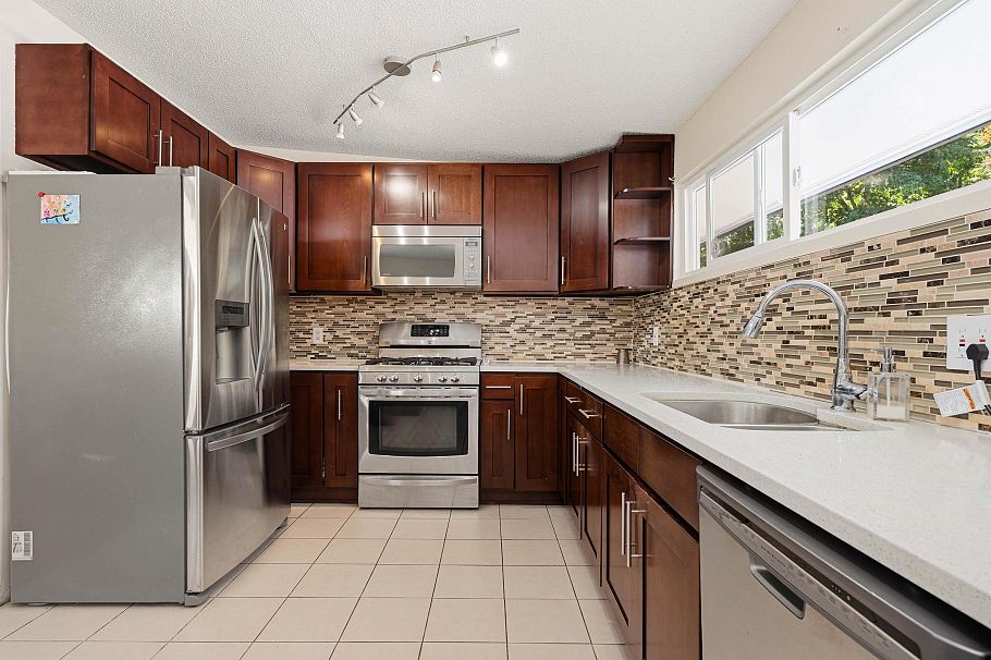 693 Plymouth Drive North Vancouver, BC - 11