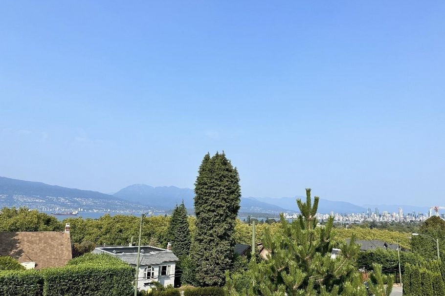 3974 W 10th Avenue Vancouver, BC - 37