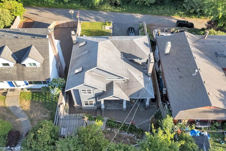 425 Tempe Crescent North Vancouver, BC - 4