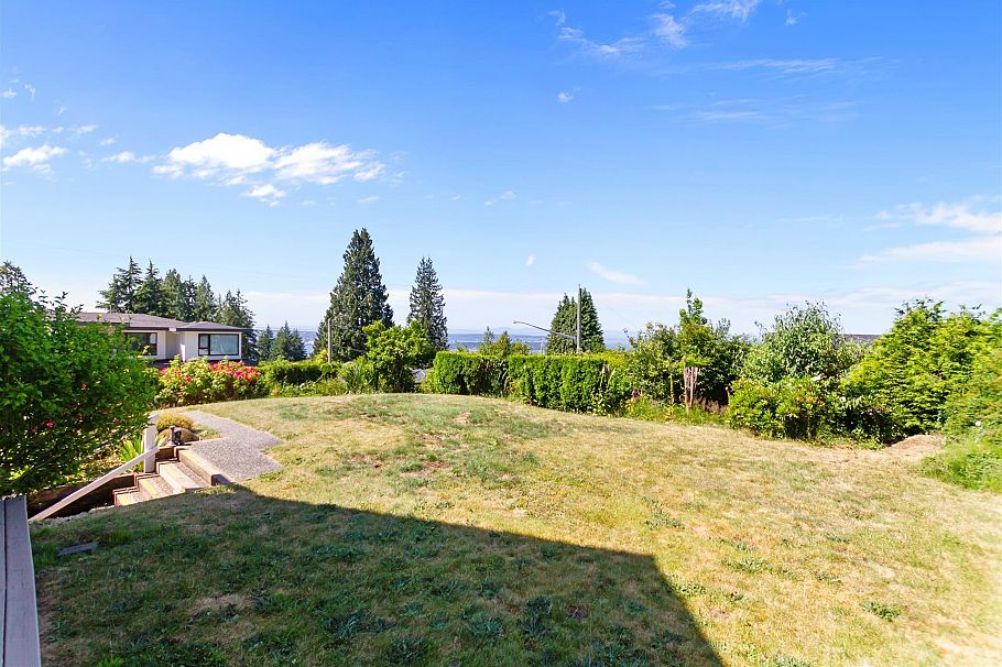186 E Braemar Road Vancouver, BC - 2